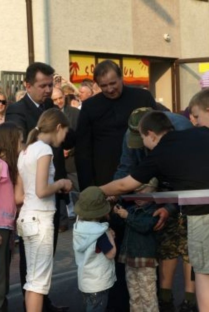 Prezydent Roman Smogorzewski otwiera ulicę razem z najmłodszymi mieszkańcami miasta