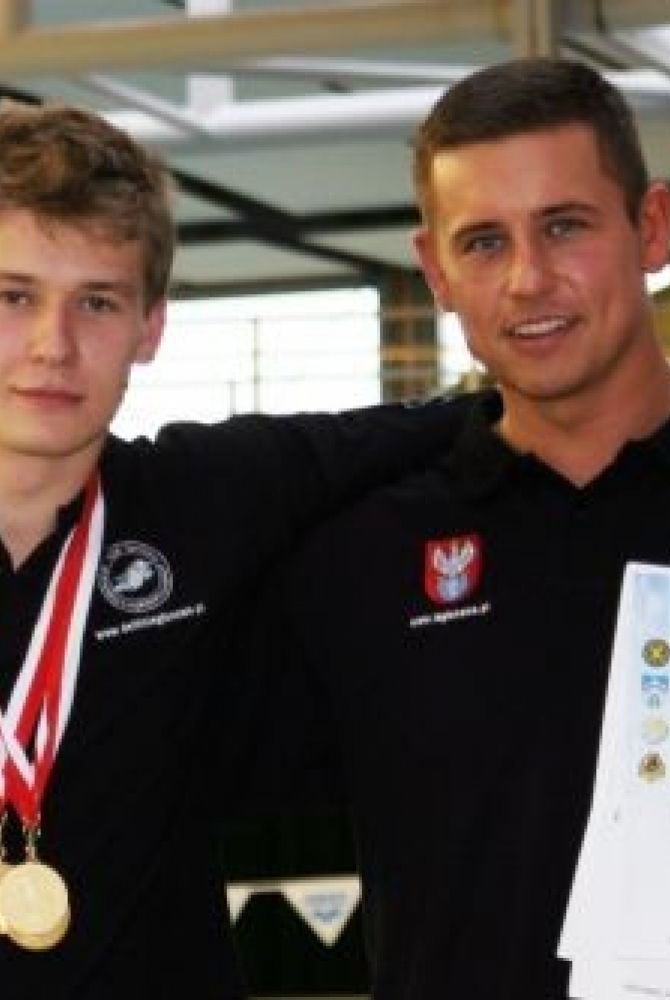 Dawid Szulich wraz z trenerem Rafałem Perlem udekorowany wywalczonymi medalami