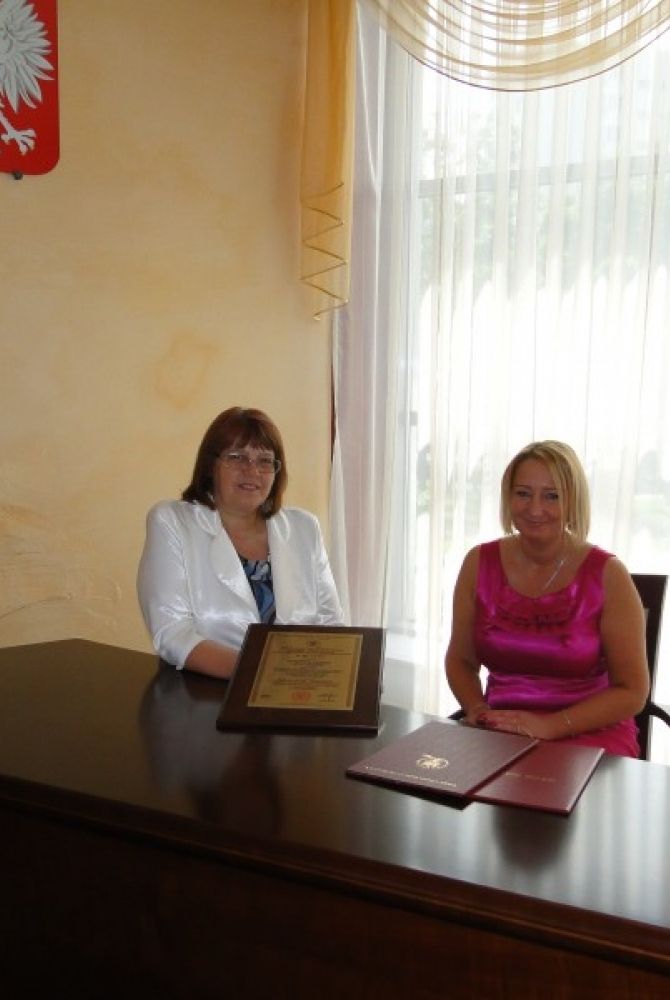 Danuta Szczepanik (od lewej) wraz z Ewą Milner-Kochańską prezentują certyfikat Zintegrowanego Systemu Zarządzania - Jakość. Przeciwdziałanie Zagrożeniom Korupcyjym