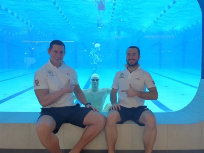 Na zdjęciu w basenie od lewej: Rafał Perl, Dawid Szulich, Piotr Potentas, foto: UKS Delfin
