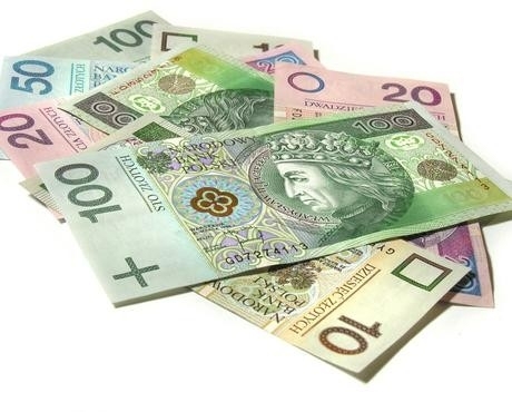 Polskie banknoty na białym tle