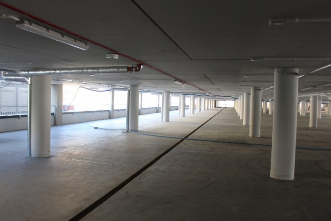 Zdjęcie przedstawia wnętrze parkingu wybudowanego w ramach budowy Centrum Komunikacyjnego