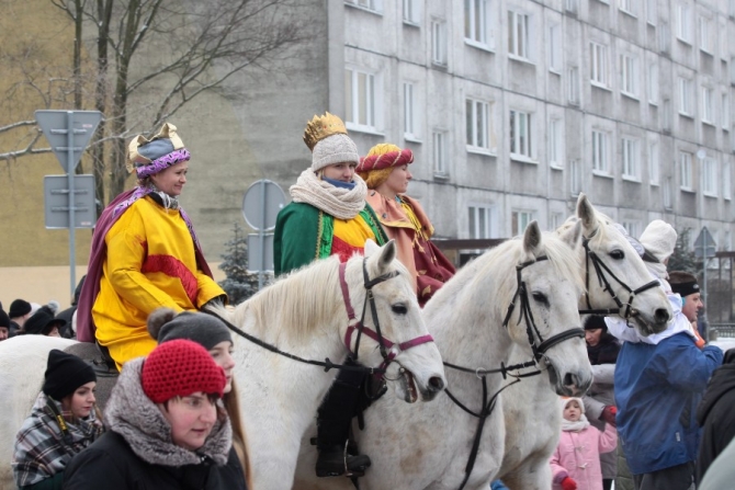 Na zdjęciu trzech mędrców na koniach