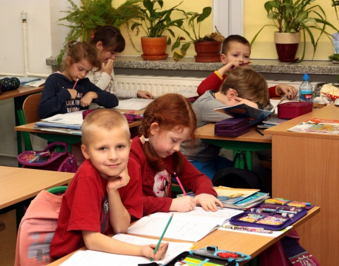 Uczniowie podczas zajęć w klasie