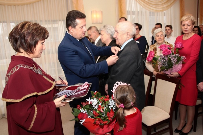 Prezydent wręcza order za wieloletnie pożycie małżeńskie.