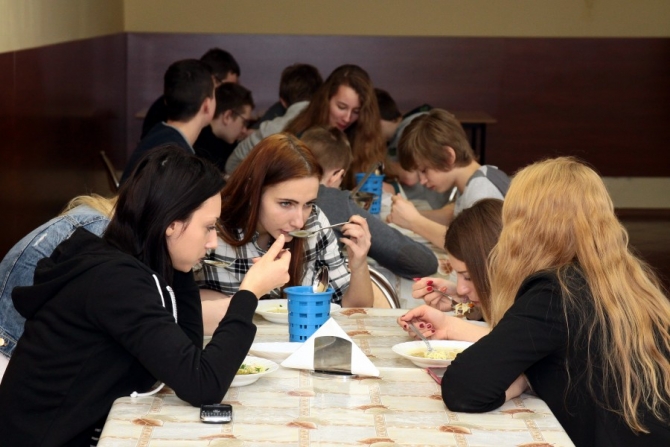Przerwa obiadowa w stołówce