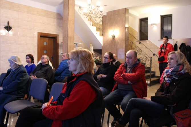Grupa ludzi, która przyszła na konsultacje do kościoła