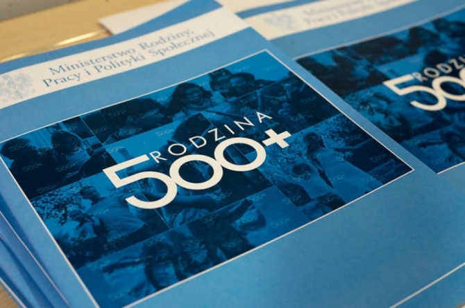 Zdjęcie broszury reklamującej projekt Rodzina 500+