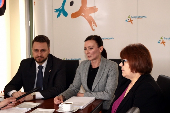 Na zdjęciu: I Zastępca Prezydenta Miasta Legionowo Piotr Zadrożny, Dyrektor Ośrodka Pomocy Społecznej Anna Brzeźińska, Sekretarz Miasta Danuta Szczepanik