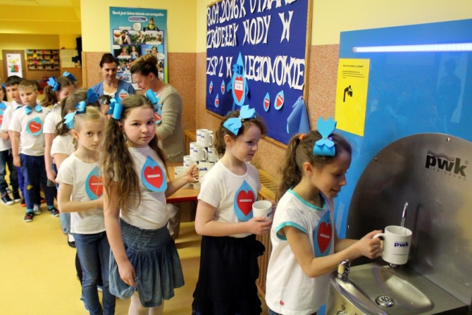 Na zdjęciu dzieci korzystające z poidełka.