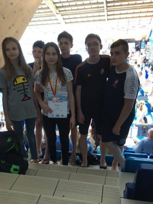 Grupowe zdjęcie zawodników UKS Delfin