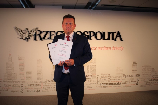 Prezydent Miasta Legionowo trzyma dyplomy