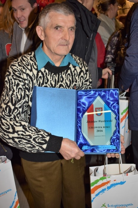 Człowiek Roku 2016 z nagrodą, szklaną statuetką.