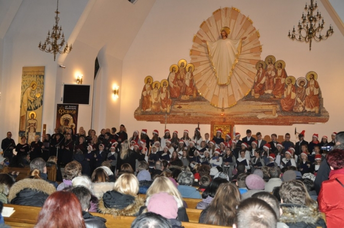 Na zdjęciu występo Bożonarodzeniowy w kościele