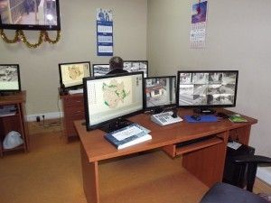 Na zdjęciu pracownik monitoringu obserwuje miasto na monitorze komputera