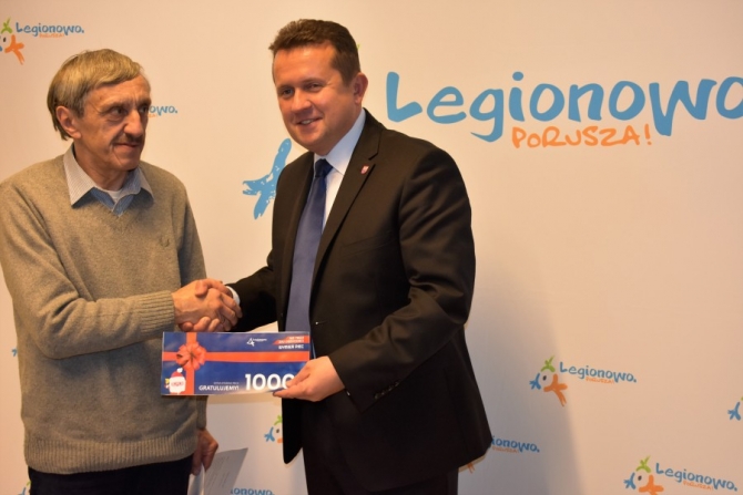 Na zdjęciu Prezydent Miasta Legionowo Roman Smogorzewski oraz Pan Marek, który oprócz nowego pieca otrzymał także bon na 1000 zł