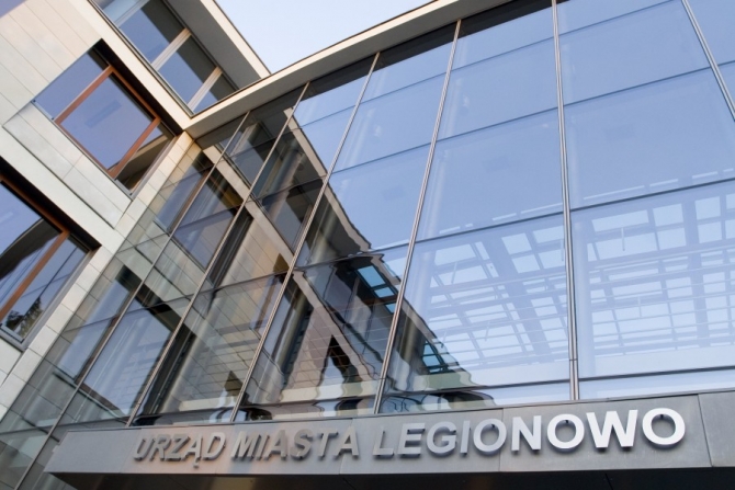 Zdjęcie wejścia do Urzędu Miasta Legionowo