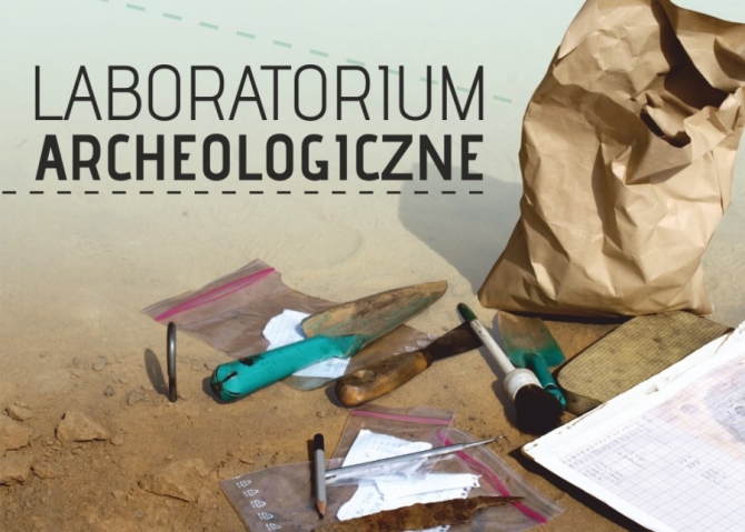Plakat informacyjny. Na piasku położone są narzędzia archeologiczne.