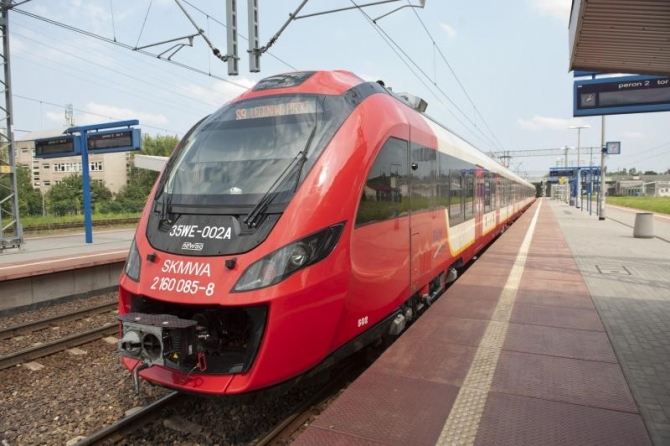 Peron PKP Legionowo. Przy peronie znajduje się pociąg należący do SKM
