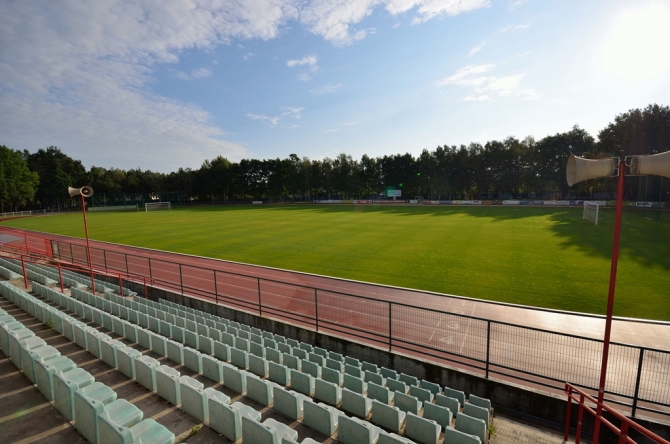 Stadion: Stadion Miejski w Legionowie im. ks. płk. Jana Mrugacza pojemność – 1 730 miejsc (wszystkie siedzące) / oświetlenie – brak