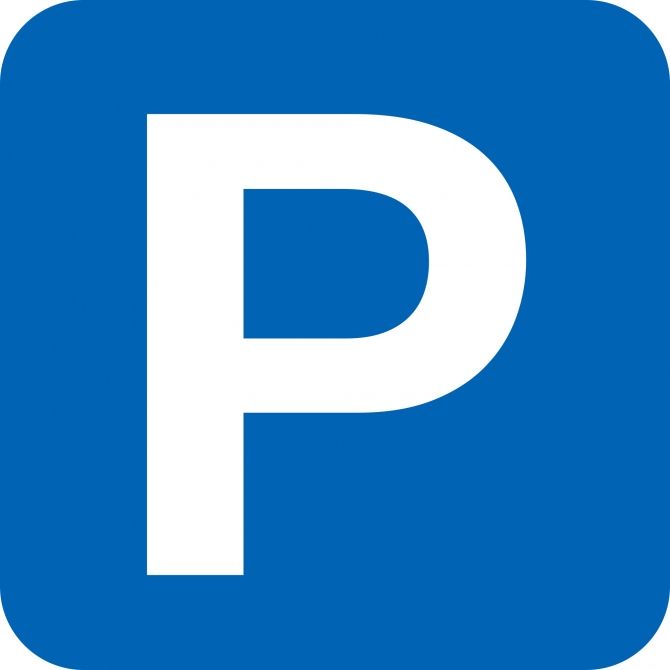 Znak Parking. Na niebieskim tle biała litera P.