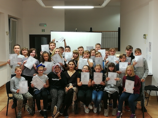Na zdjęciu osoby biorące udział w szkoleniu trzymają certyfikaty uczestnictwa w projekcie
