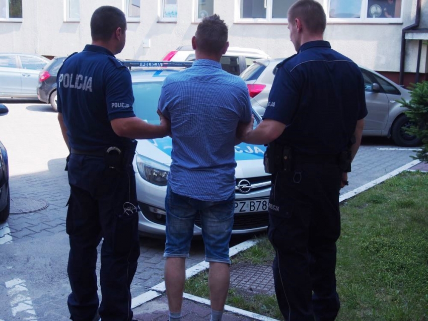 Policjanci z podejrzanym/Fot. KPP w Legionowo