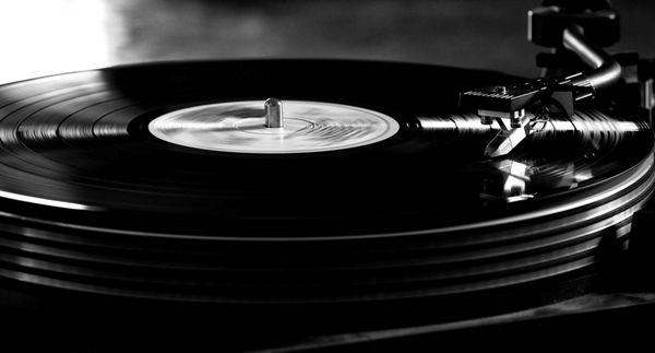 Gramofon z płytą winylową