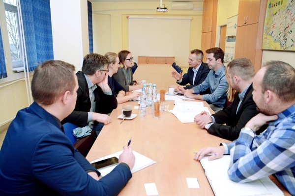 Podczas spotkania w legionowskim starostwie przedstawiciele Powiatu Legionowskiego, PKP PLK S.A., wykonawcy dokumentacji przedprojektowej oraz architekci omawiali zagadnienia związane z rewitalizacją połączenia kolejowego do Zegrza