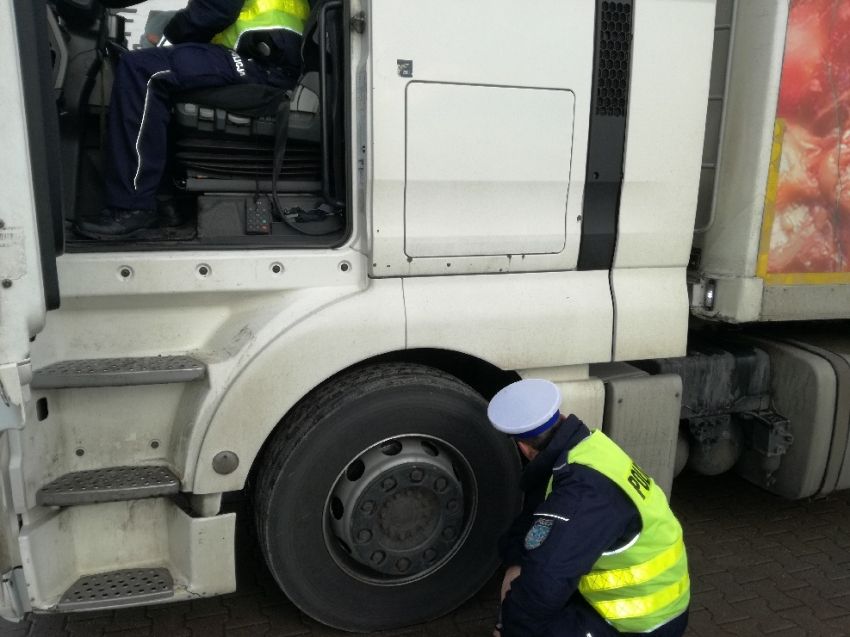 Policjanci sprawdzający samochód ciężarowy/Fot. KPP w Legionowie