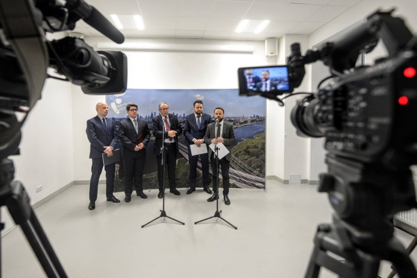 (14.02) w Warszawie odbyła się konferencja prasowa pod hasłem: Czyste powietrze w metropolii. W konferencji udział wzięli: Michał Olszewski, wiceprezydent m.st. Warszawy, Witold Malarowski, wójt Gminy Izabelin, Michał Landowski, zastępca prezydenta Pruszkowa oraz Daniel Putkiewicz, zastępca burmistrza Miasta i Gminy Piaseczno. Legionowo reprezentował Piotr Zadrożny, zastępca prezydenta.