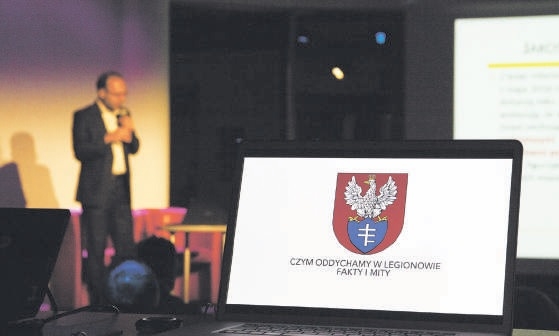 Na zdjęcie prelegent debaty, która odbyła się 28 listopada w Centrum Komunikacyjnym