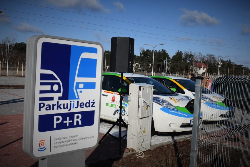 Parkingi dla samochodów, rowerów, a także stacja do ładowania samochodów elektrycznych przy stacji PKP Legionowo Piaski są już otwarte. P+R. Inwestycja została zrealizowana w ramach współpracy metropolitarnej. Parkingi i stacja są całkowicie bezpłatne.