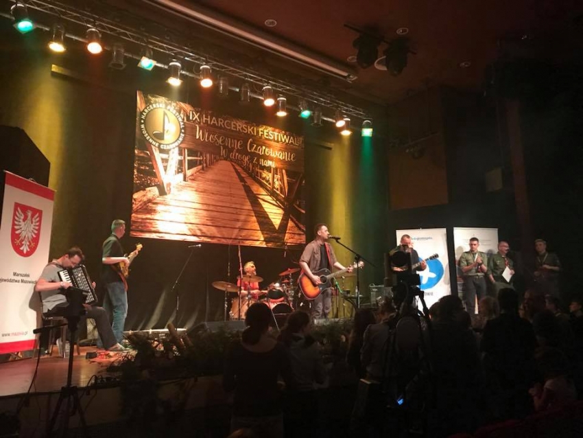 Muzycy śpiewający na scenie/Fot. ZHP Legionowo