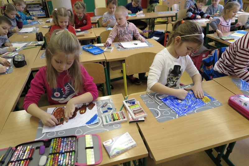 Na zdjęciu uczące się dzieci/Fot. ZSP Nr 2