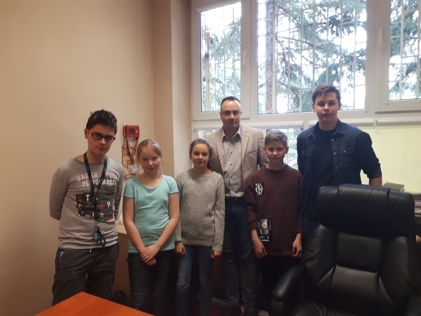 Uczniowie i nauczyciele SP 7