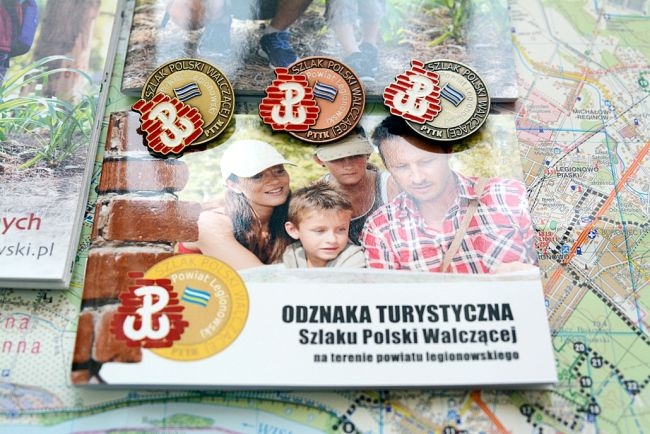 Odznaki szlaku. W tle mapa. fot. powiat legionowski
