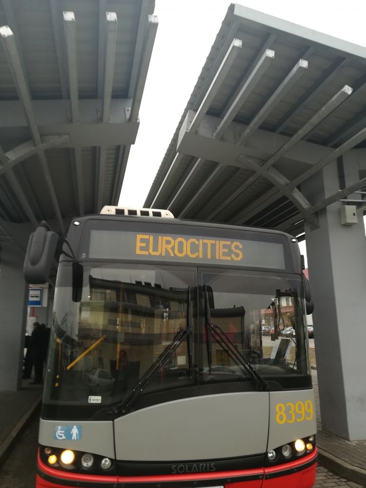 Autobus, którym pordóżowali członkowie stowarzyszenia Eurocities