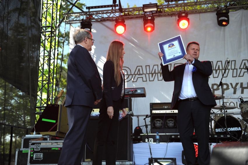 Prezydent Smogorzewski odbiera certyfikat ustanowienia rekordu w grze na cymbałkach