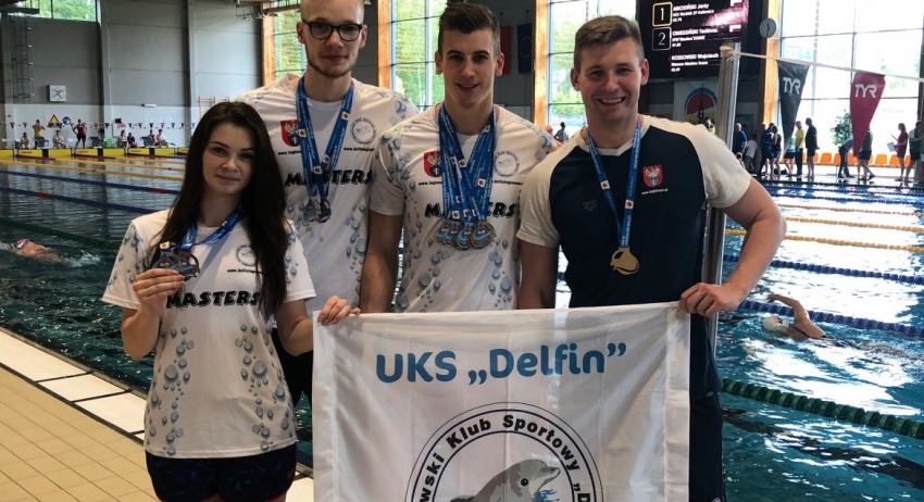 W dniach 31.05-02.06 w Gliwicach odbyły się Letnie Mistrzostwa Polski w pływaniu Masters. W imprezie wzięło udział ponad 370 zawodników z całego kraju. Klub UKS Delfin Legionowo reprezentowało czworo pływaków: Joanna Żbikowska, Krzysztof Żbikowski, Dawid Szulich i Michał Perl. Zawodnicy zdobili, rekordową jak na tą rangę zawodów, liczbę 13 medali.