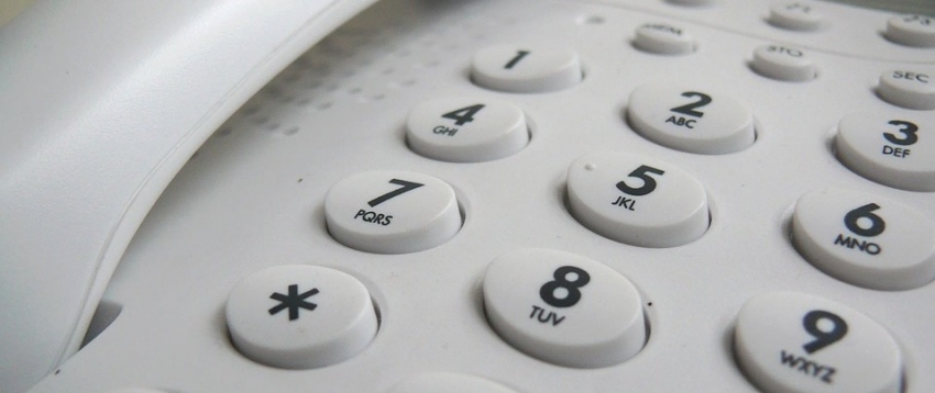 Zdjęcie klawiatury numerycznej na telefonie stacjonarnym. Źródło: Ministerstwo Zdrowia