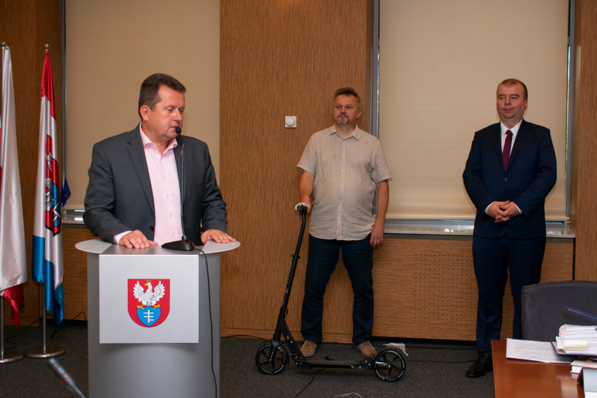 Zwycięzca odbiera nagrodę podczas sesji Rady Miasta Legionowo