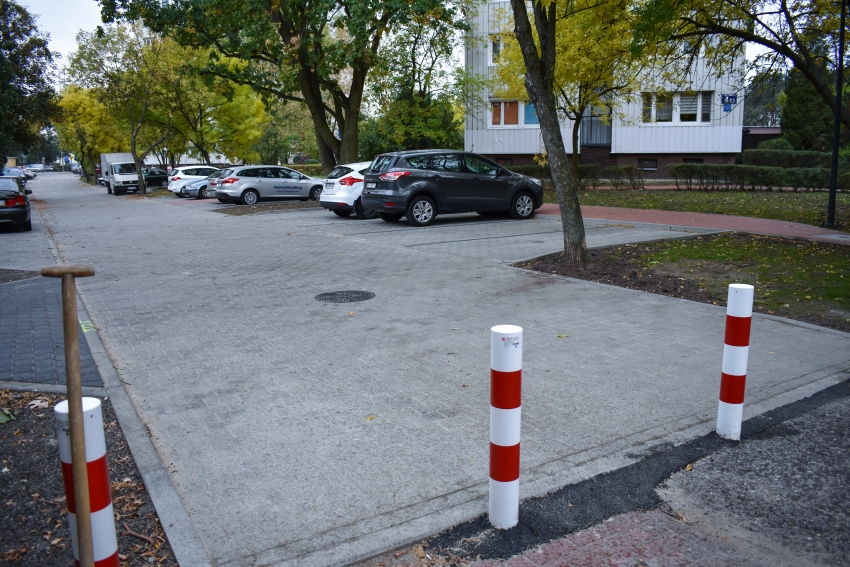 Na drodze oraz na parkingu położono szarą kostkę betonową i ułożono chodniki z kostki brukowej koloru czerwonego. Wybudowano zjazdy, pobocza, odwodnienie, zjazdy indywidualnych i dojścia do furtek.