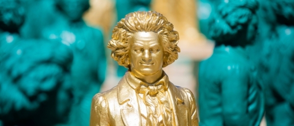 Zdjęcie na którym widać statuetkę Ludviga van Beethovena