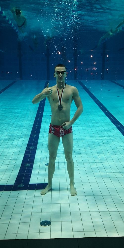 Rafał Smoliński w basenie/Fot. UKS Delfin