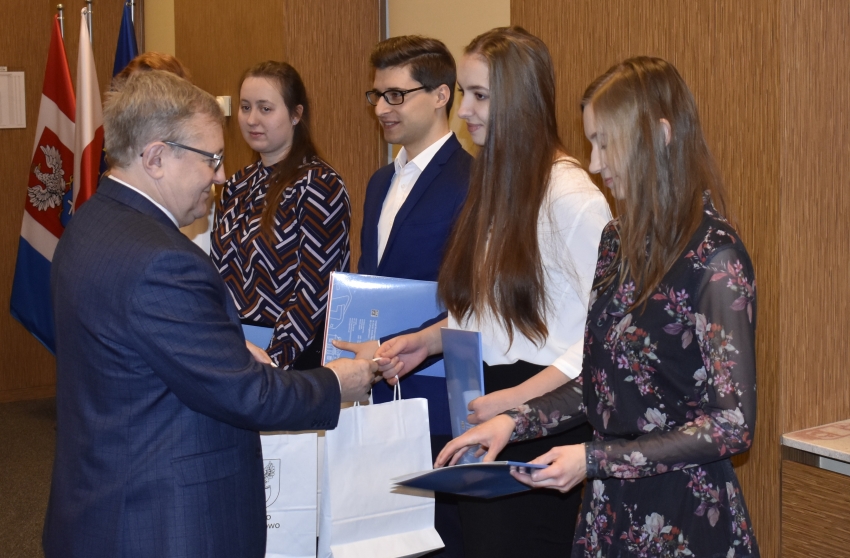 Na zdjęciu Przewodniczący Rady Miasta wręcza nagrodę najlepszym stypendystom z Legionowa. Wśród nagrodzonych znalazły się 3 osoby, które po raz kolejny otrzymały stypendium Prezydenta.