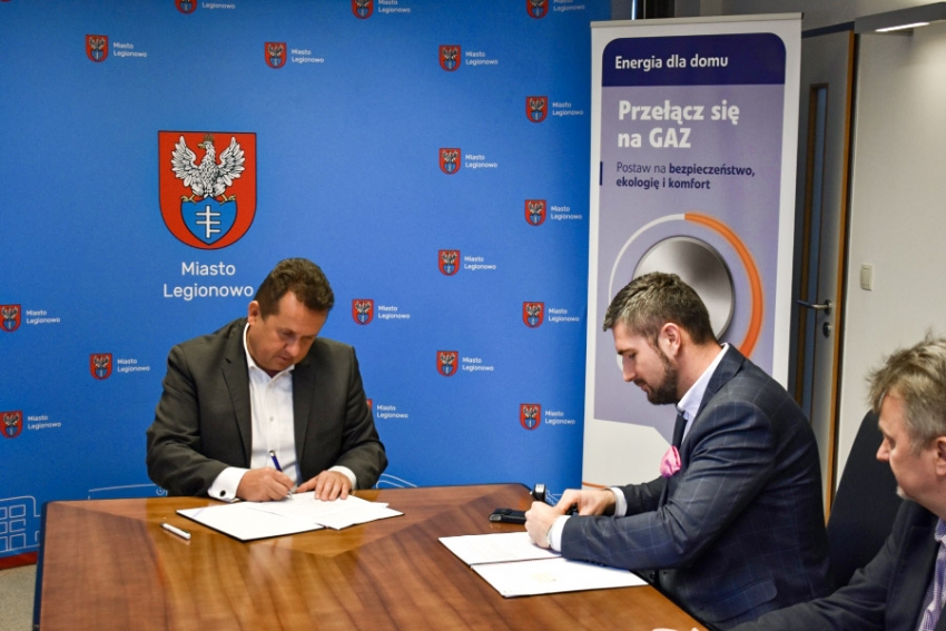 Podpisanie umowy ze Spółką PGNiG Obrót Detaliczny sp. z o.o. - podpisuje Prezydent Miasta Roman Smogorzewski oraz Marcin Paluch - Dyrektor Warszawskiego Obszaru Sprzedaży