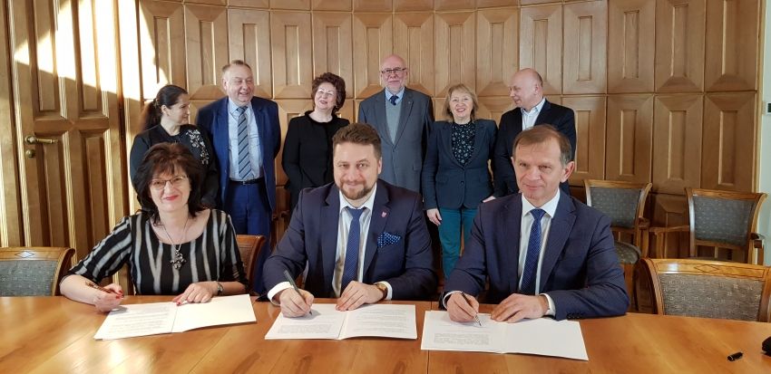 Podpisanie umowy pomiędzy Królewską Dwójką a Politechniką Warszawską