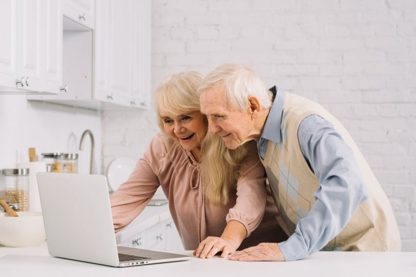 Para seniorów przy laptopie /freepik.com