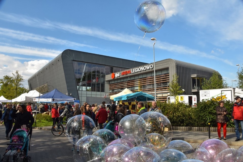 Fotografia przedstawiająca piknik miejski. W tle Arena Legionowo